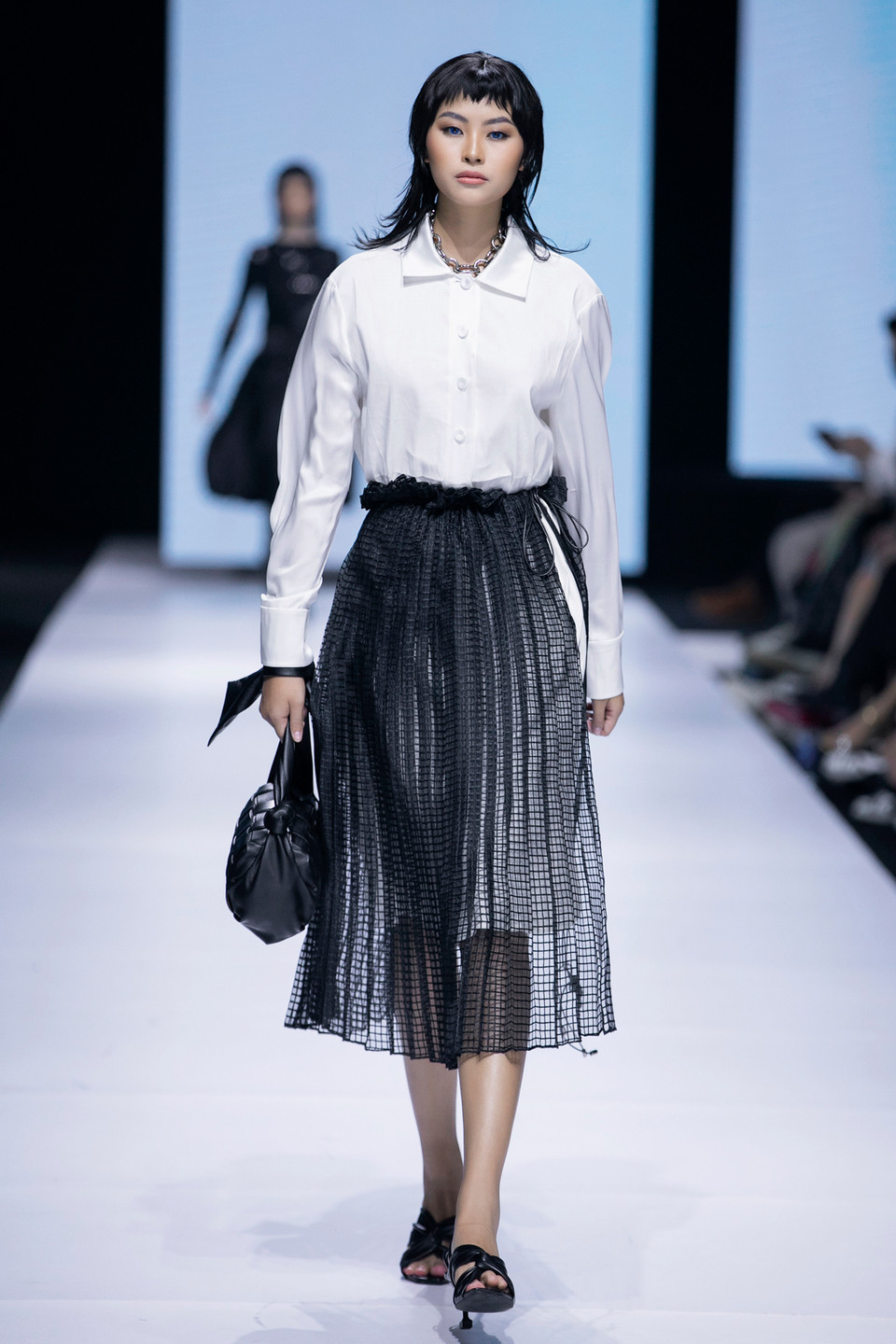 Nhà thiết kế Nguyễn Công Trí chia sẻ: ‘Tôi tự hào với màu sắc của riêng mình. Hãy yêu màu bạn có, bởi đó là màu tươi đẹp, thành thật và kiêu hãnh nhất trên cuộc đời này.’ (Ảnh: BTC)