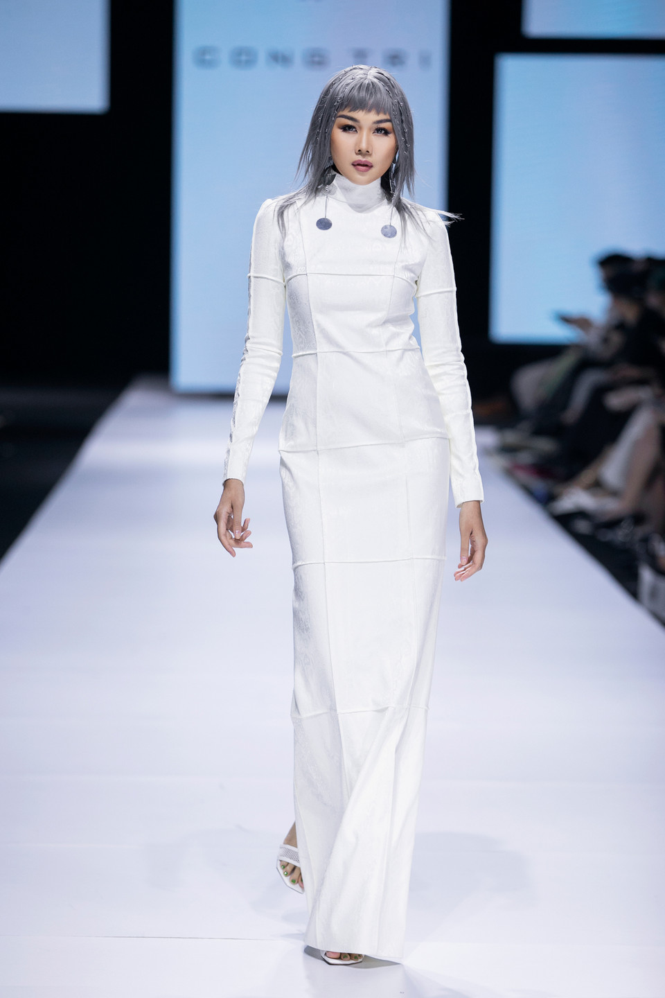 Không nằm ngoài dự đoán, 'đệ nhất vedette' Thanh Hằng chính là 'nàng thơ' trong show diễn mở màn của Công Trí. (Ảnh: BTC)