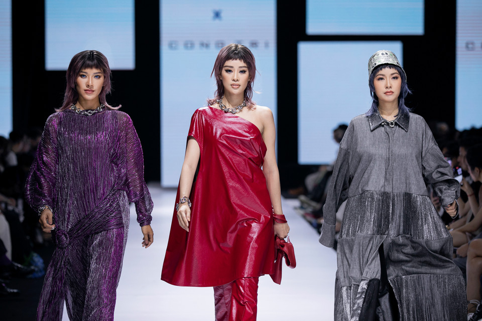 Hoa hậu Khánh Vân (giữa) 'đốt cháy' sàn catwalk với thần thái sắc lạnh cùng những sải bước điêu luyện. (Ảnh: BTC)