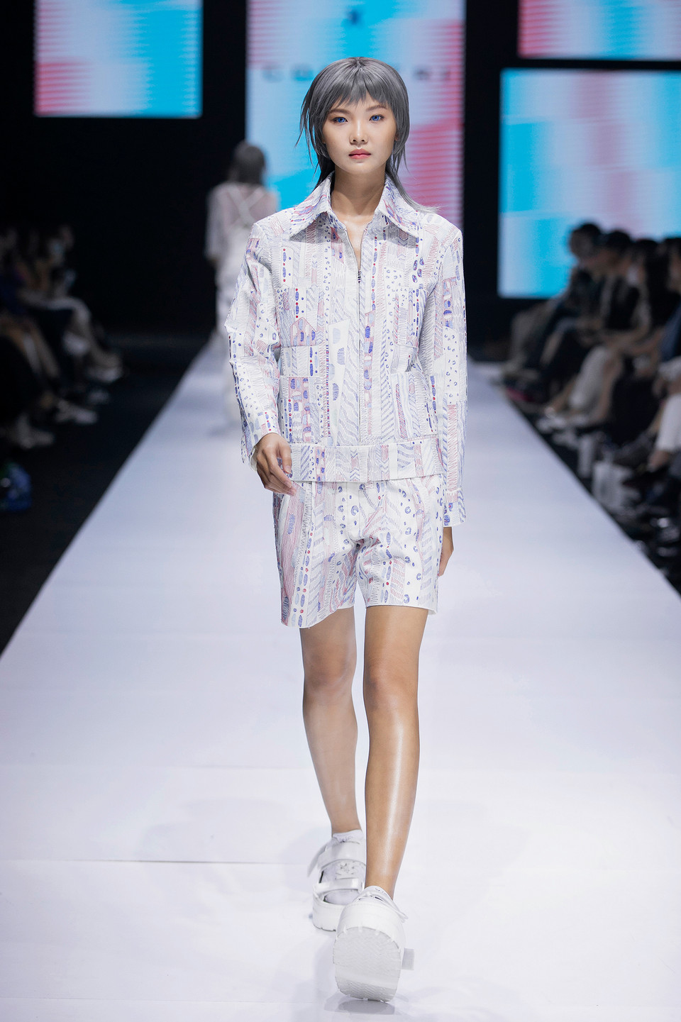 Loạt họa tiết bản nhỏ đầy màu sắc theo kiểu Op-art chính là điểm nhấn đầy thú vị trong bộ sưu tập của nhà thiết kế Nguyễn Công Trí. (Ảnh: BTC)