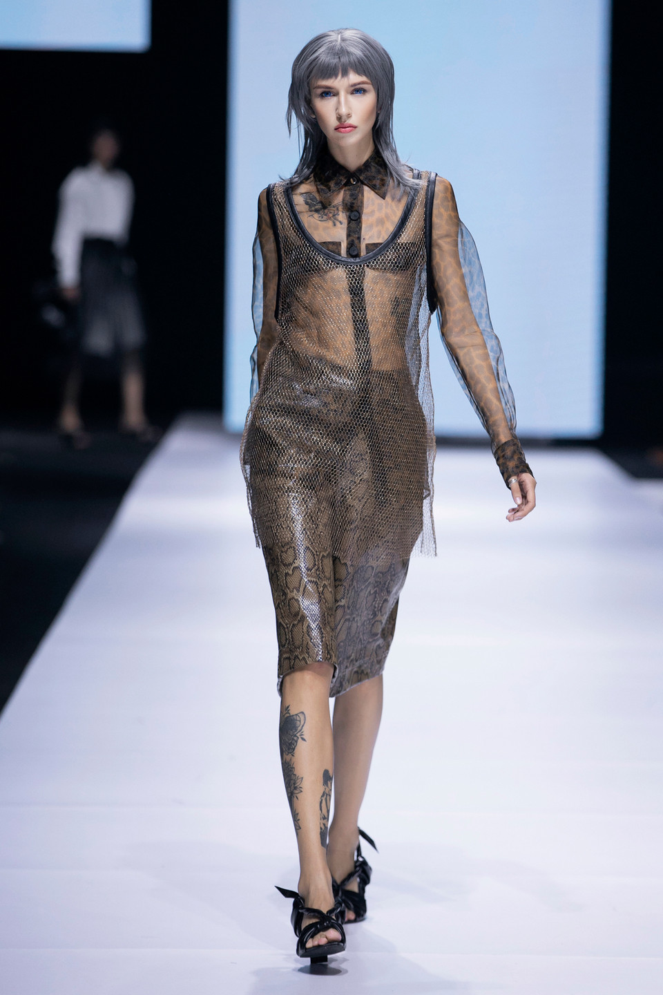 Theo ‘anh cả’ của làng mốt Việt, mỗi cá nhân đều có một màu sắc duy nhất và riêng biệt, nhưng sự hòa sắc của tất cả mọi người đã tạo nên vẻ đẹp bất tận cho thế giới này. (Ảnh: BTC)