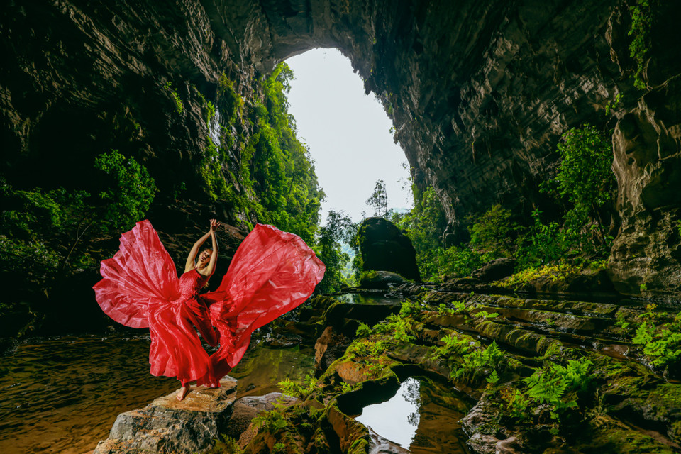 Mặc trải qua một chặng đường đầy gian nan mới đến được Hang Tiên nhưng Hoàng My vẫn cảm thấy vô cùng thích thú. Cô mong muốn những nỗ lực của mình sẽ giúp du khách biết đến một vẻ đẹp rất khác của Quảng Bình: du lịch trong mùa lũ. (Nguồn ảnh: Vietnam+)