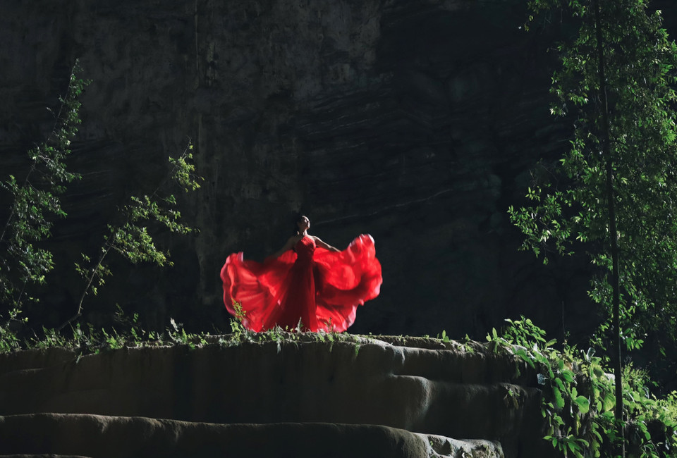 Bên cạnh đó, cộng đồng dân cư khu vực du lịch Bản Đoòng cũng đang được ưu tiên tiêm chủng để khi tuyến du lịch Hang Én, Sơn Đoòng hoạt động thì người bà con dân bản đã được tiêm phòng đầy đủ. (Nguồn ảnh: Vietnam+)