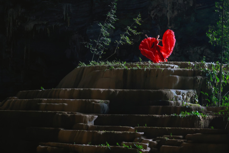 Được biết trong suốt chuyến đi, tham gia cùng đoàn còn có chuyên gia thuộc Hội bảo vệ Di sản. Anh giữ vai trò giám sát, hỗ trợ để đảm bảo quá trình tham quan, chụp hình quảng bá an toàn với toàn bộ di sản. (Nguồn ảnh: Vietnam+)