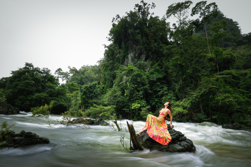 Còn đây là hình ảnh tuyệt đẹp của Hoàng My ở suối Nước Moọc. (Nguồn ảnh: Vietnam+)