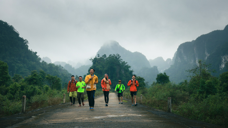 Tham gia chương trình du lịch hậu giãn cách để ủng hộ và hưởng ứng hoạt động kích cầu, phục hồi kinh tế du lịch tỉnh Quảng Bình sau đại dịch COVID-19, Á hậu Hoàng My và nhóm bạn vừa có chuyến “xê dịch mùa lũ” đầy ấn tượng và khác biệt giữa lòng quần thể Phong Nha-Kẻ Bàng. (Nguồn ảnh: Vietnam+)