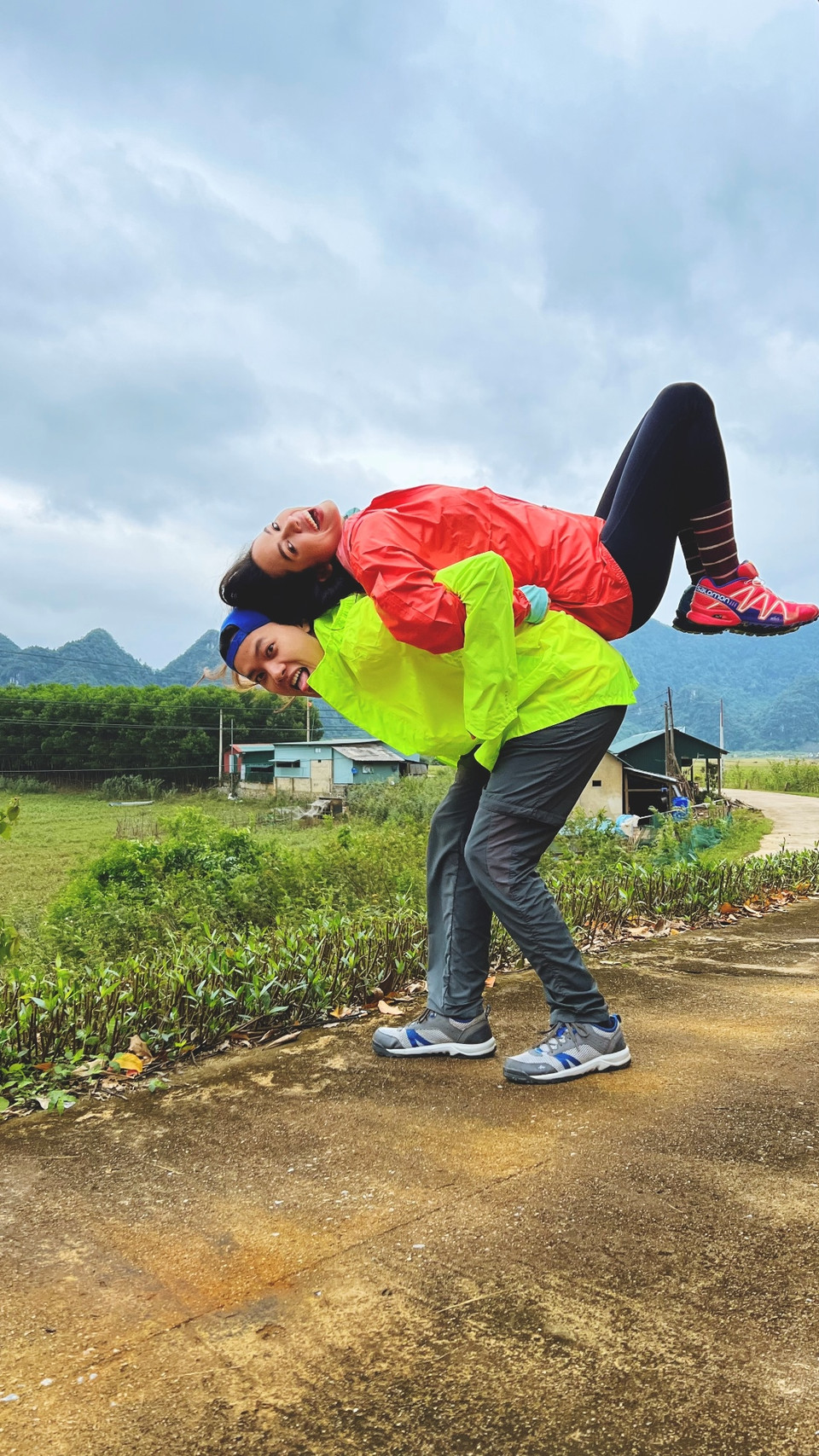 Á hậu và Hoàng My là nhóm du khách ngoại tỉnh đầu tiên xê dịch tới Quảng Bình hậu giãn cách. (Nguồn ảnh: Vietnam+)