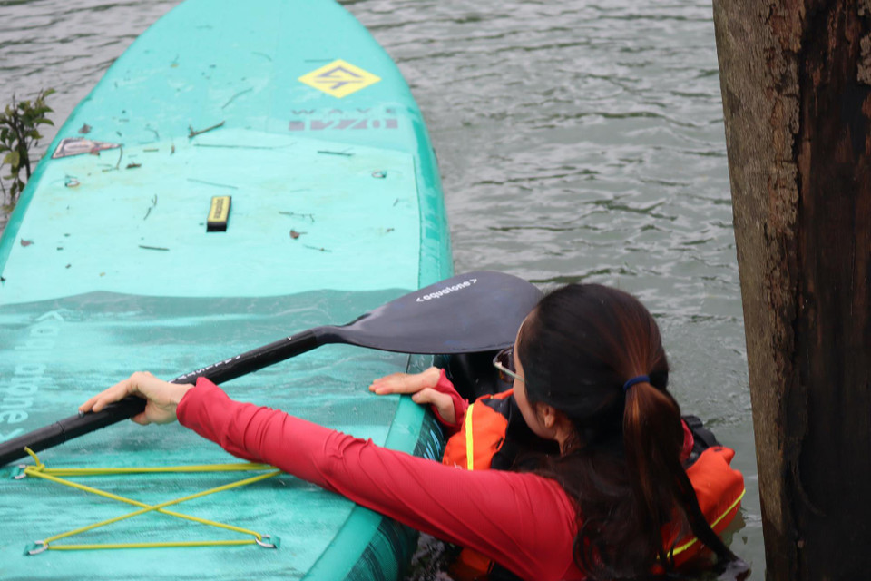 Trong suốt hành trình 'ăn rừng, nằm hang,' không chỉ chèo SUP giữa mùa lũ, lội nước tìm nguồn, Hoàng My còn có những trải nghiệm thú vị với các địa điểm nổi tiếng từ Hung Trâu, Suối nước Moọc đến hang Tiên... (Nguồn ảnh: Vietnam+)