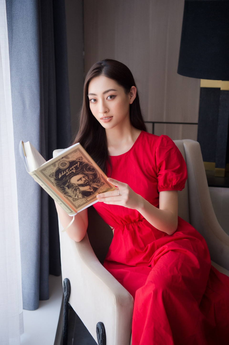 Lương Thùy Linh khéo léo khoe không gian căn hộ qua những khoảnh khắc hoạt động thường ngày. Cô cũng tiết lộ sở thích ở nhà của mình là đọc sách, nấu ăn và trang trí nhà cửa. (Ảnh: CTV/Vietnam+)