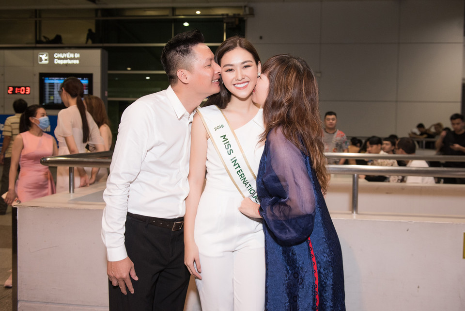 Tranh thủ khoảng thời gian ít ỏi trước khi con gái lên máy bay, bố mẹ Tường San ôm con gái và dặn dò những điều cần thiết. (Ảnh: CTV/Vietnam+)