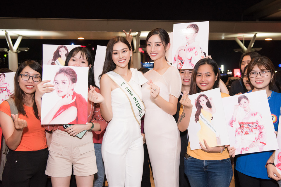 Người tiễn nàng Hậu lần này là cô bạn Hoa hậu Lương Thùy Linh. (Ảnh: CTV/Vietnam+)