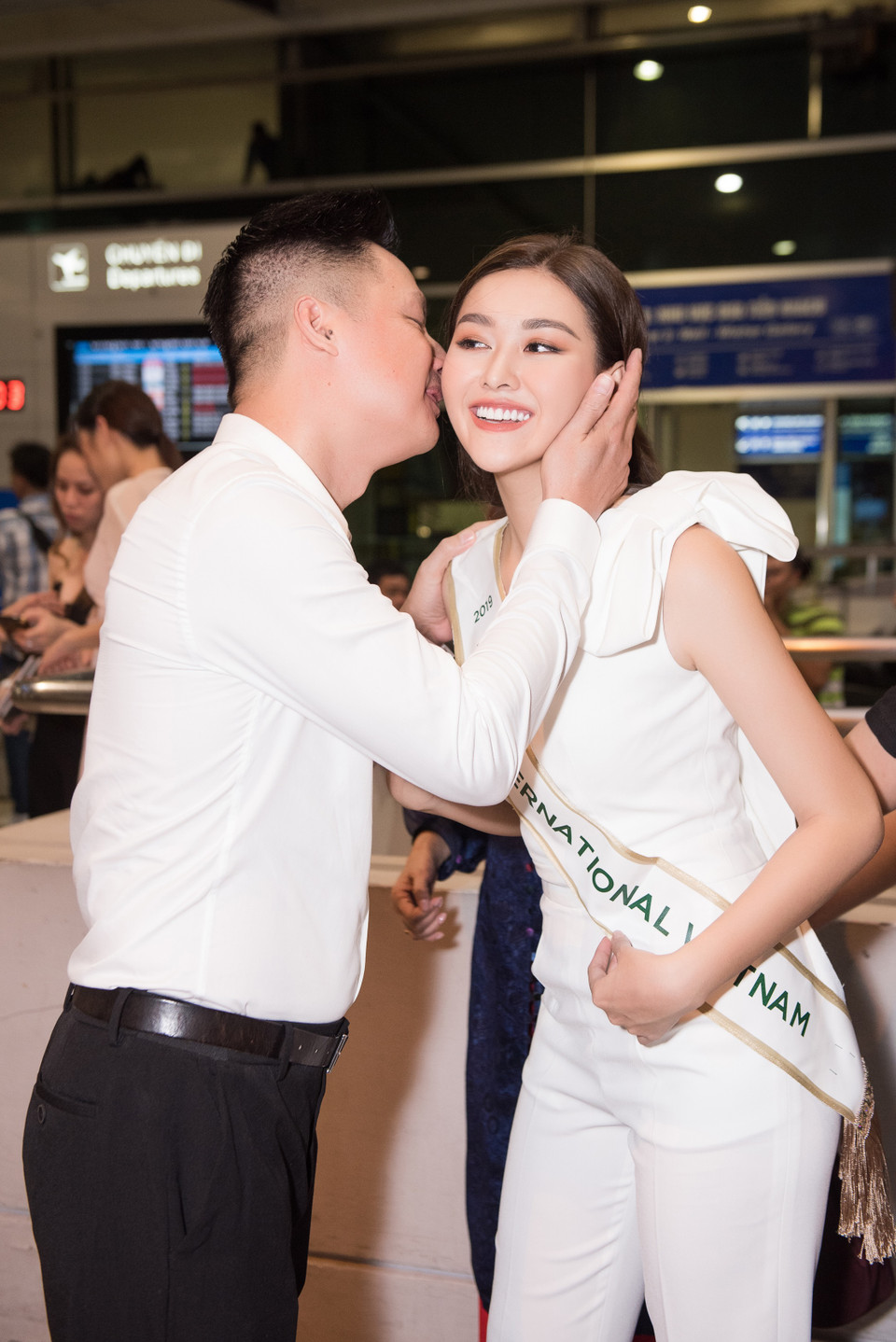 Hơn ai hết, bố mẹ của Tường San là người dành nhiều sự quan tâm nhất vì đây là lần đầu tiên con gái đến một nơi xa xôi mà không có người thân hay êkíp ở bên cạnh. (Ảnh: CTV/Vietnam+)