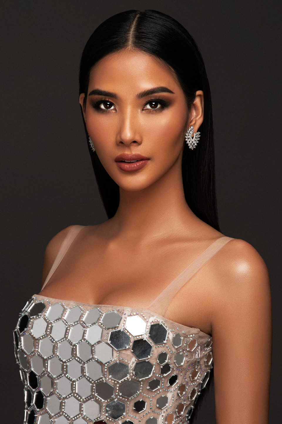 Trên trang chủ Miss Universe, thông tin Á hậu Hoàng Thùy được giới thiệu khá chi tiết và rõ nét, như sinh ra tại một vùng quê hẻo lánh của Việt Nam, nơi mà tiếng nói của người phụ nữ không được xem trọng. Tuy nhiên, gia đình cô rất xem trọng phụ nữ và chính họ là những người động viên cô nên tin vào tương lai của mình. Cô đã trải qua quãng thời gian khó khăn để trở thành người mẫu nổi tiếng của Việt Nam và được sải bước trên những sàn diễn thời trang quốc tế. (Ảnh: Mr AT)
