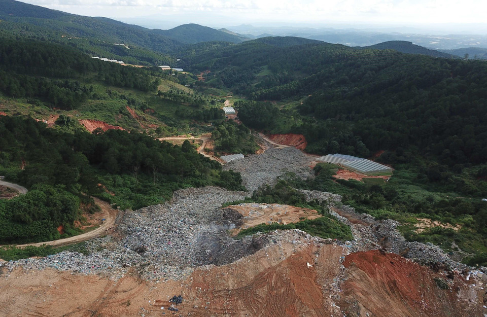 Bãi rác Cam Ly - nơi xảy ra sự cố sạt lở vùi lấp 7ha đất. (Ảnh: Đặng Tuấn/TTXVN)