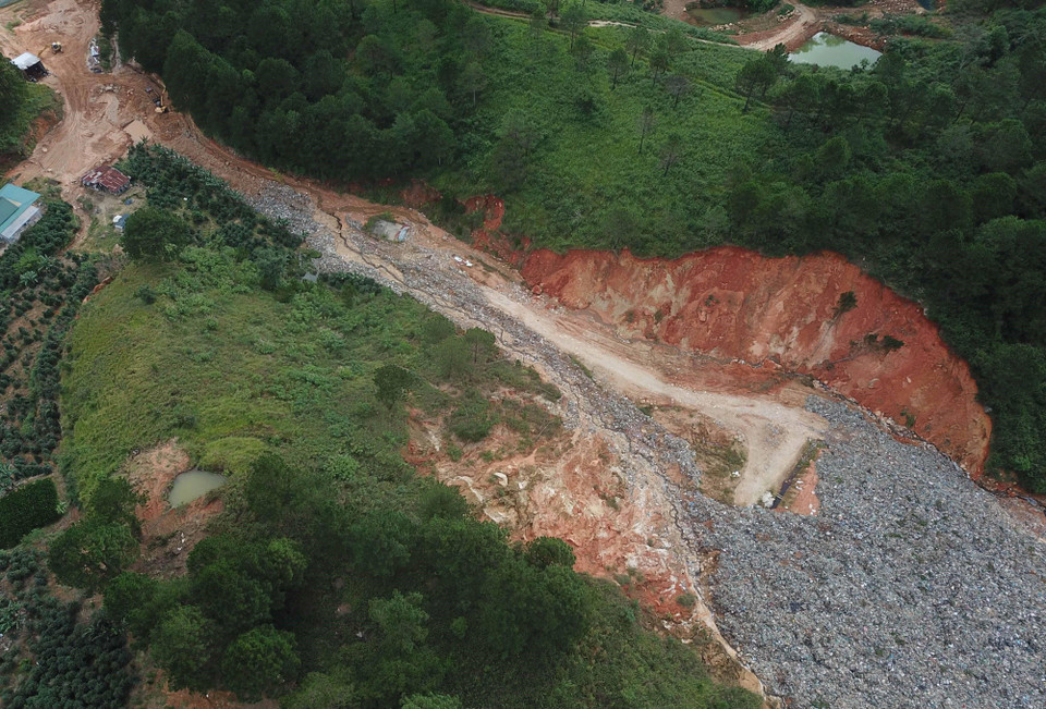Bãi rác Cam Ly - nơi xảy ra sự cố sạt lở vùi lấp 7ha đất. (Ảnh: Đặng Tuấn/TTXVN)