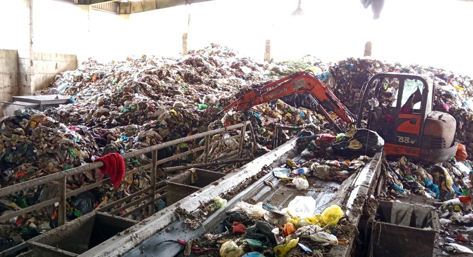 Toàn bộ dây chuyền, công nhân của nhà máy đã ngừng hoạt động. (Ảnh: Đặng Tuấn/TTXVN)