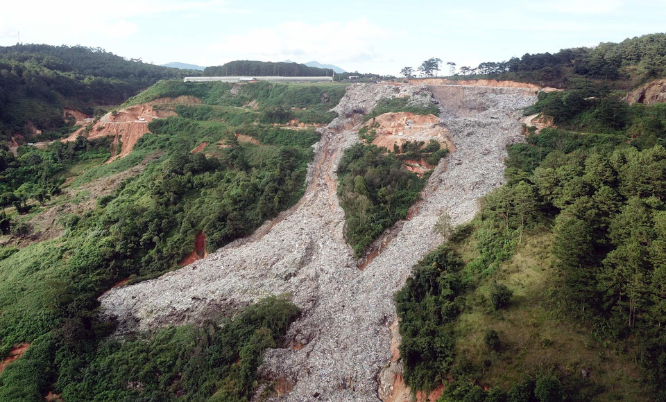 Núi rác khổng lồ từ bãi rác Cam Ly (thành phố Đà Lạt) bất ngờ đổ ập xuống cả triền đồi, chôn lấp nhà kính, vườn rau, hoa, nông cụ, đất sản xuất của nông dân khiến nhiều người dân trắng tay. (Ảnh: Đặng Tuấn/TTXVN)
