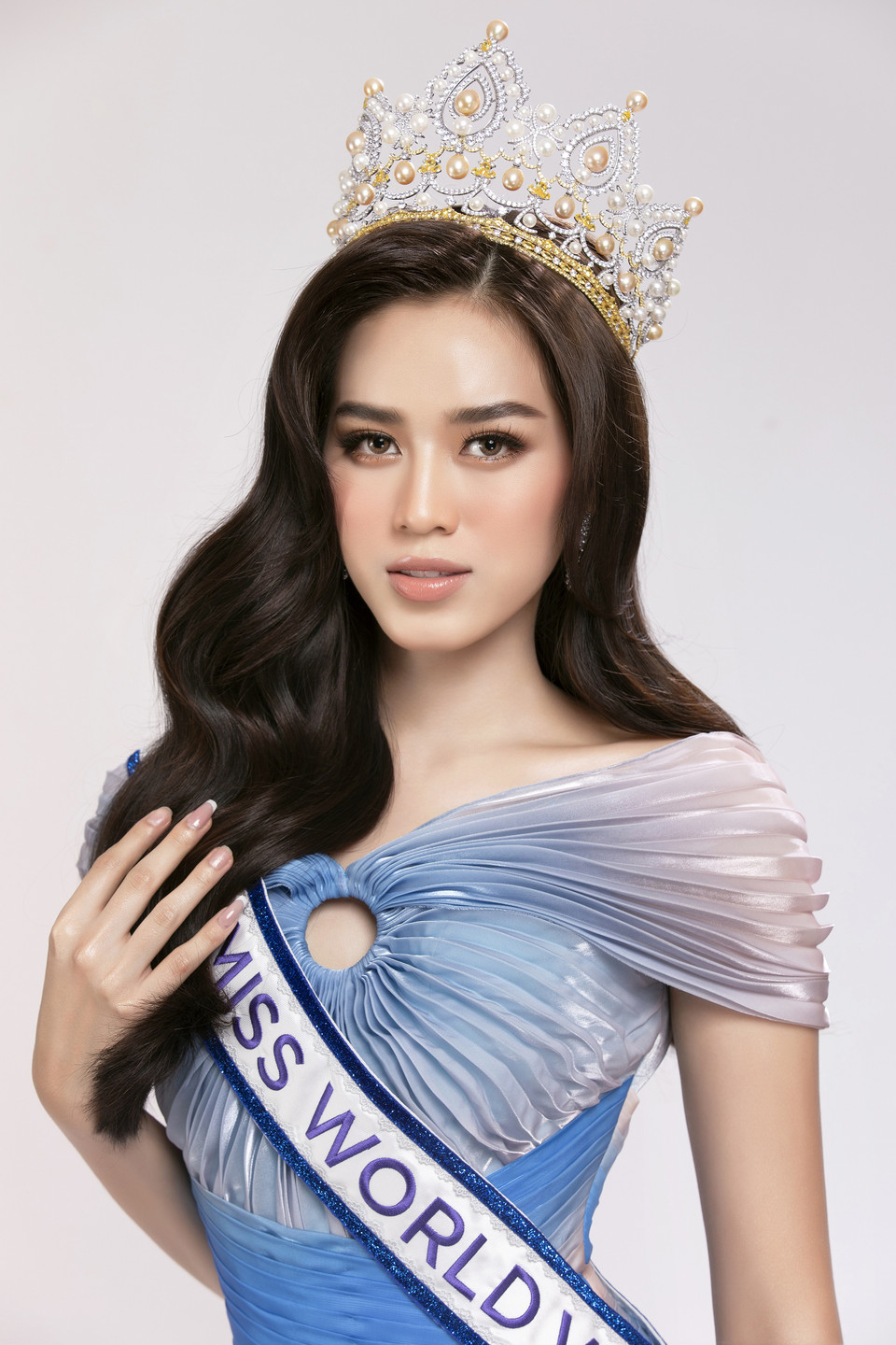 Vẻ đẹp vừa ngọt ngào vừa sắc sảo chuẩn ‘beauty queen’ của Đỗ Hà khoe trọn vẹn ở tuổi 20. Cùng với đó là sự xuất hiện của chiếc vương miện danh giá và dải băng danh vị càng khiến người hâm mộ nhan sắc Việt thêm tự hào khi Đỗ Hà trở thành ‘chiến binh’ tiếp theo tại đấu trường nhan sắc quốc tế. (Ảnh: CTV/Vietnam+)