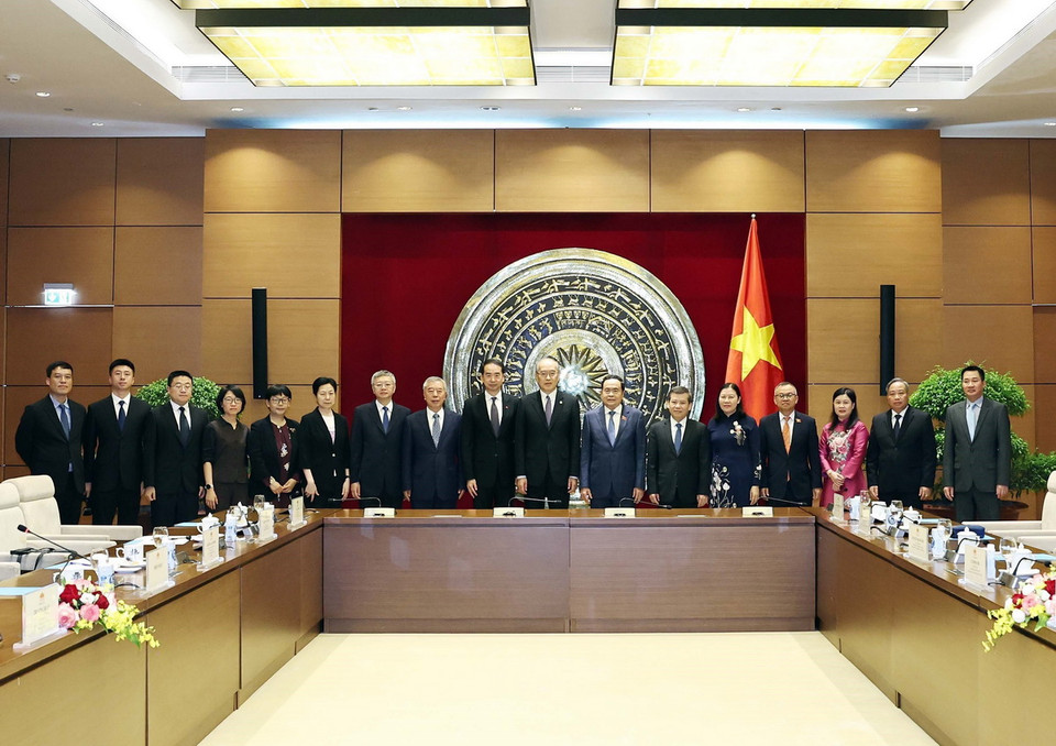 Chủ tịch Quốc hội Trần Thanh Mẫn chụp ảnh lưu niệm cùng đoàn Tòa án Nhân dân Tối cao Trung Quốc. (Ảnh: Thống Nhất/TTXVN)