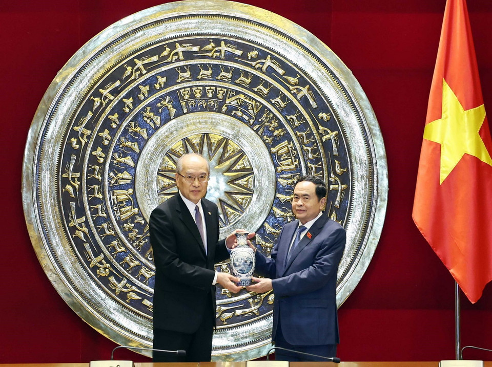 Chủ tịch Quốc hội Trần Thanh Mẫn trao quà lưu niệm cho Chánh án Tòa án Nhân dân Tối cao Trung Quốc. (Ảnh: Thống Nhất/TTXVN)