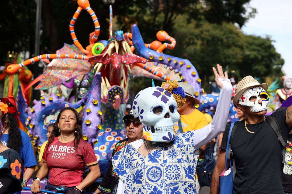 Hàng trăm mô hình Alebrijes - những sinh vật có kích thước khổng lồ trong trí tưởng tượng dân gian của Mexico - đã tỏa sáng trong buổi diễu hành tại Thủ đô Mexico. (Ảnh: Phi Hùng/TTXVN)