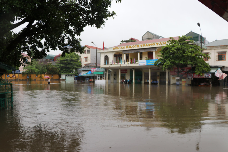 Thành phố Hòa Bình mưa to kéo dài gây ngập úng nhiều đường phố, khu dân cư, khiến cuộc sống của người dân bị đảo lộn. (Ảnh: Nhan Sinh/TTXVN)