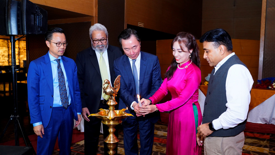 Nghi thức thắp nến khai mạc sự kiện. (Ảnh: Vietnam+)