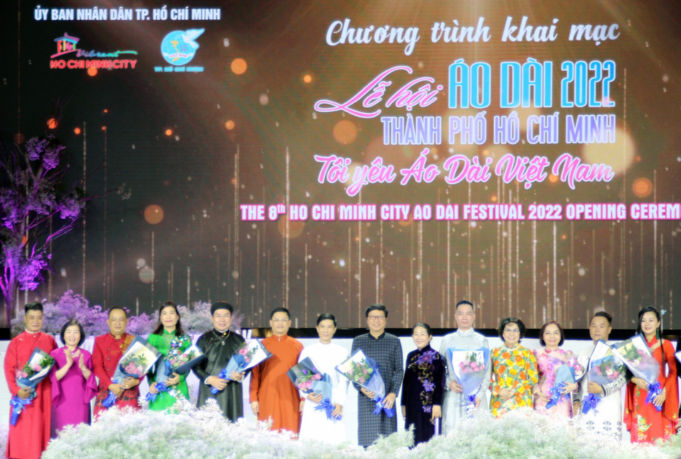 Các lãnh đạo Trung ương và địa phương tặng hoa cho các nhà thiết kế tham gia Lễ hội Áo dài Thành phố Hồ Chí Minh lần thứ 8. (Ảnh: Mỹ Phương/TTXVN)