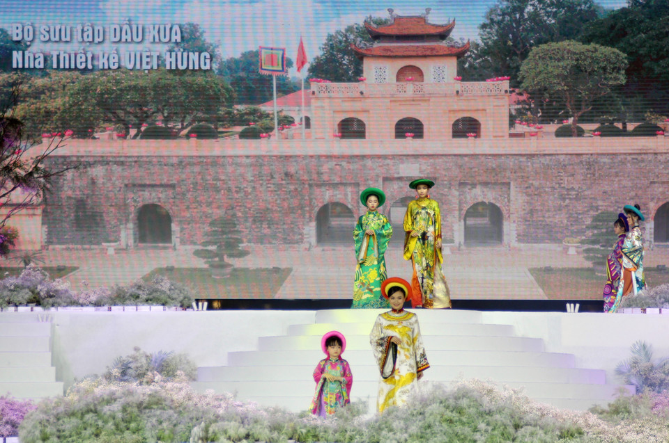 Các mẫu thiết kế trong bộ sưu tập áo dài 'Dấu xưa.' (Ảnh: Mỹ Phương/TTXVN)