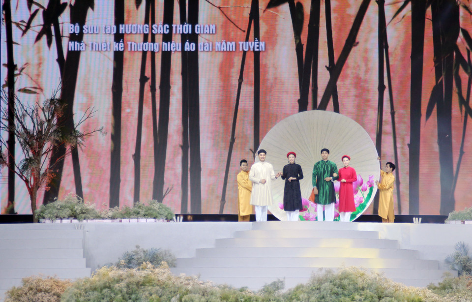 Các mẫu thiết kế trong bộ sưu tập áo dài 'Cội nguồn' trình diễn tại Lễ hội Áo dài Thành phố Hồ Chí Minh lần thứ 8. (Ảnh: Mỹ Phương/TTXVN)