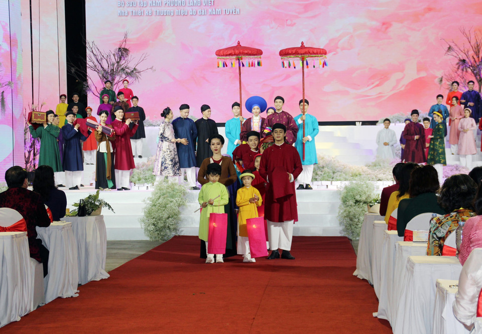 Các mẫu thiết kế trong bộ sưu tập áo dài 'Nam Phương Làng Việt' trình diễn tại Lễ hội Áo dài Thành phố Hồ Chí Minh lần thứ 8. (Ảnh: Mỹ Phương/TTXVN)