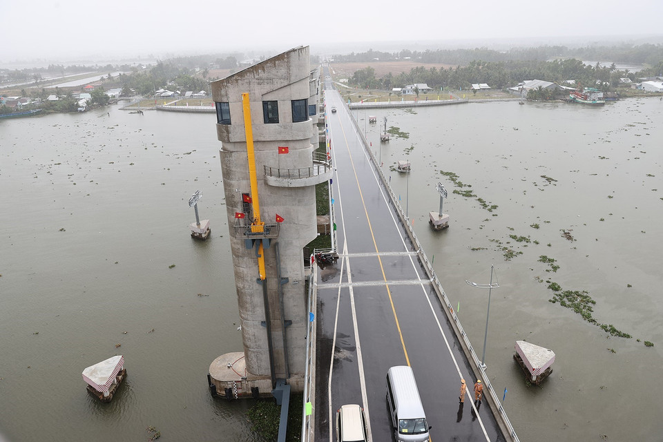 Cống Cái Lớn xây dựng trên sông Cái Lớn, cách cầu Cái Lớn 2,1km về hướng sông Hậu. (Ảnh: Dương Giang/TTXVN)