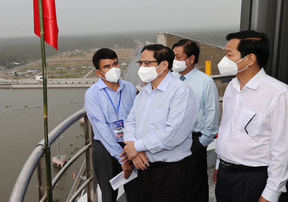 Thủ tướng Phạm Minh Chính khảo sát công trình cống Cái Lớn. (Ảnh: Dương Giang/TTXVN)