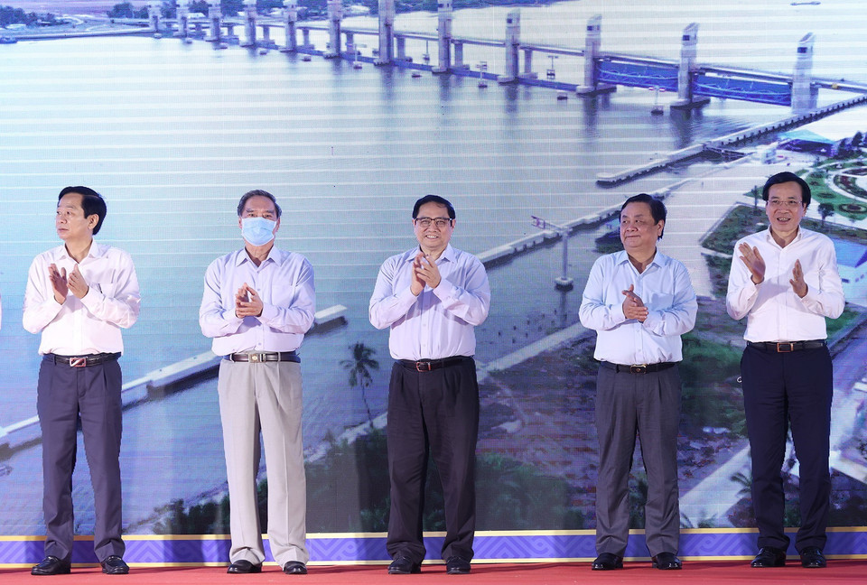 Thủ tướng Phạm Minh Chính và các đại biểu thực hiện nghi thức khánh thành công trình thủy lợi Cái Lớn-Cái Bé giai đoạn 1. (Ảnh: Dương Giang/TTXVN)