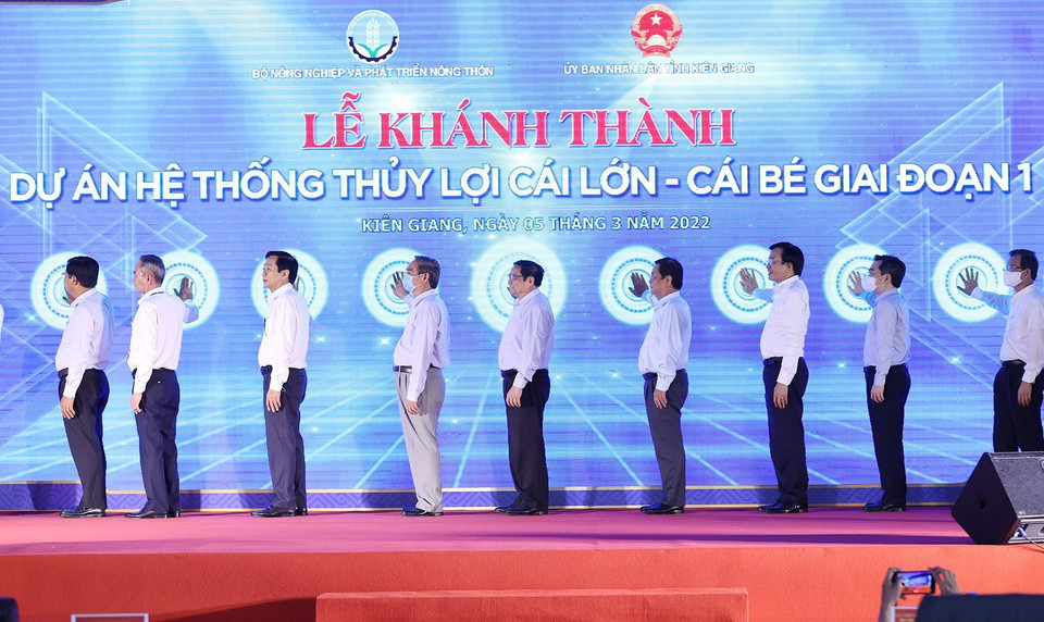 Thủ tướng Phạm Minh Chính và các đại biểu thực hiện nghi thức khánh thành công trình thủy lợi Cái Lớn-Cái Bé giai đoạn 1. (Ảnh: Dương Giang/TTXVN)