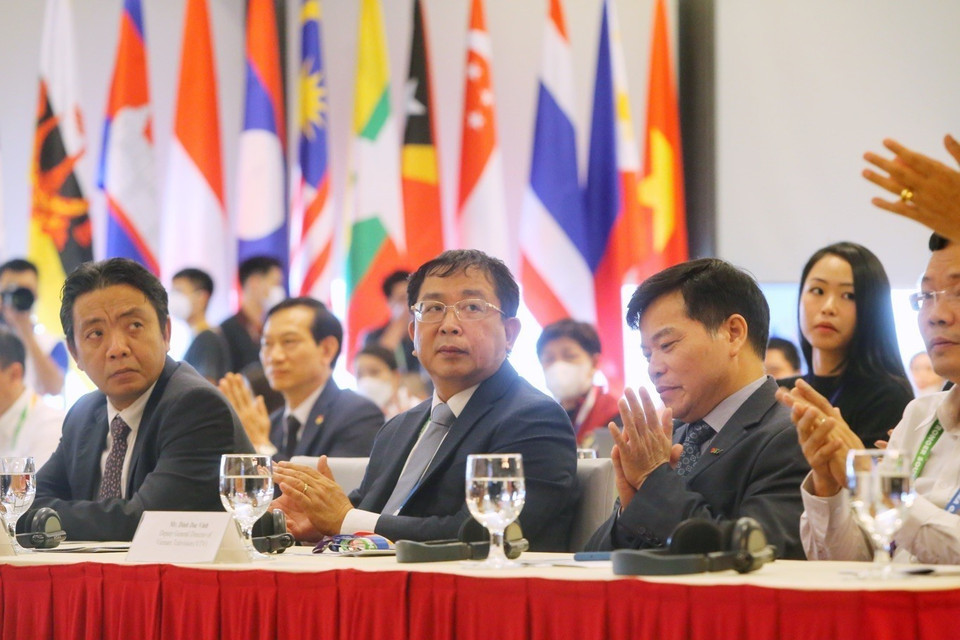 Các đại biểu tham quan phòng điều hành của Đài Truyền hình Việt Nam tại Trung tâm Truyền hình SEA Games 31. (Ảnh: Minh Đông/TTXVN)