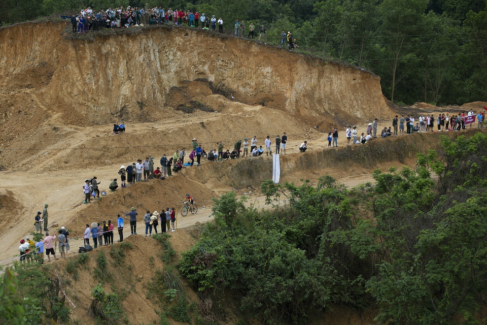 Rất đông cổ động viên có mặt cổ vũ cho các VĐV. (Ảnh: Trọng Đạt/TTXVN)