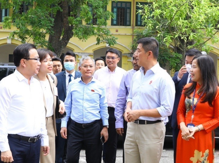 Chủ tịch Quốc hội Singapore Tan Chuan-Jin thăm trường THPT Chu Văn An. (Ảnh: Văn Điệp/TTXVN)