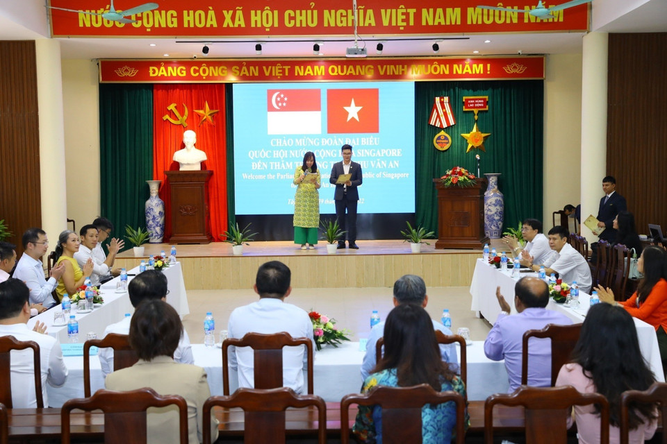 Quang cảnh Chủ tịch Quốc hội Singapore Tan Chuan-Jin đến thăm trường THPT Chu Văn An. (Ảnh: Văn Điệp/TTXVN)