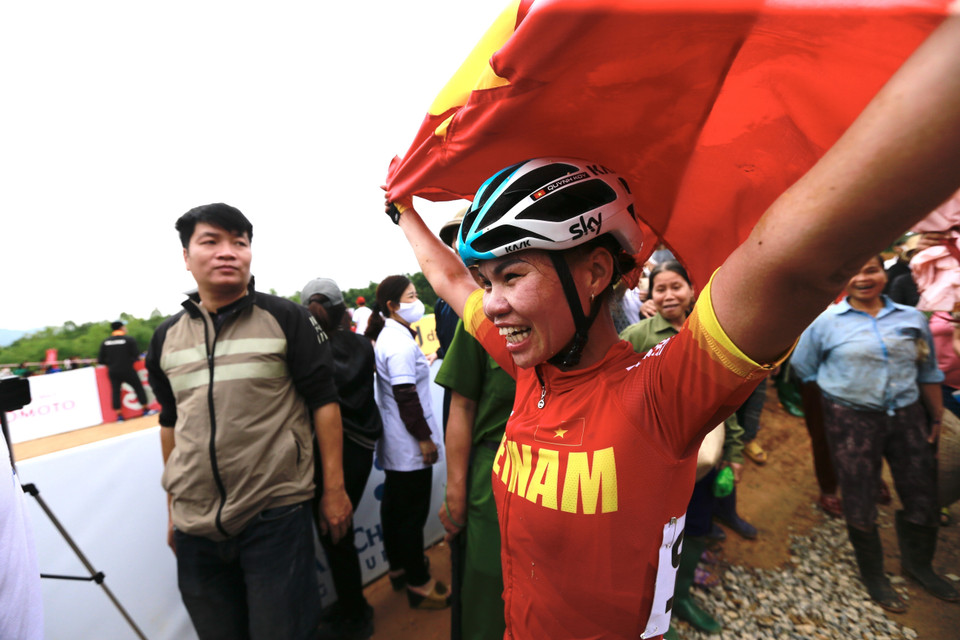 Các vận động viên xuất phát ở nội dung thi đấu xe đạp Băng đồng Olympic nữ. (Ảnh: Trọng Đạt/TTXVN)