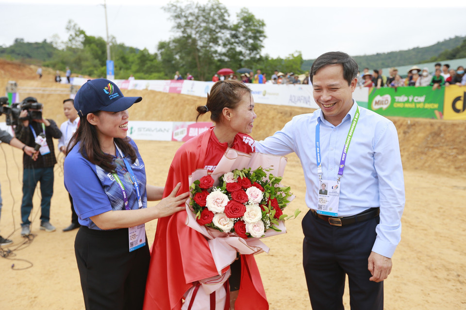  Lãnh đạo tỉnh Hoà Bình tặng hoa chúc mừng VĐV Đinh Thị Như Quỳnh khi cô về đích. (Ảnh: Trọng Đạt/TTXVN)