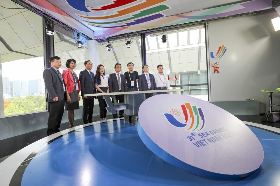 Các đại biểu tham quan trường quay của Đài Truyền hình Việt Nam tại Trung tâm Truyền hình SEA Games 31. (Ảnh: Minh Đông/TTXVN)