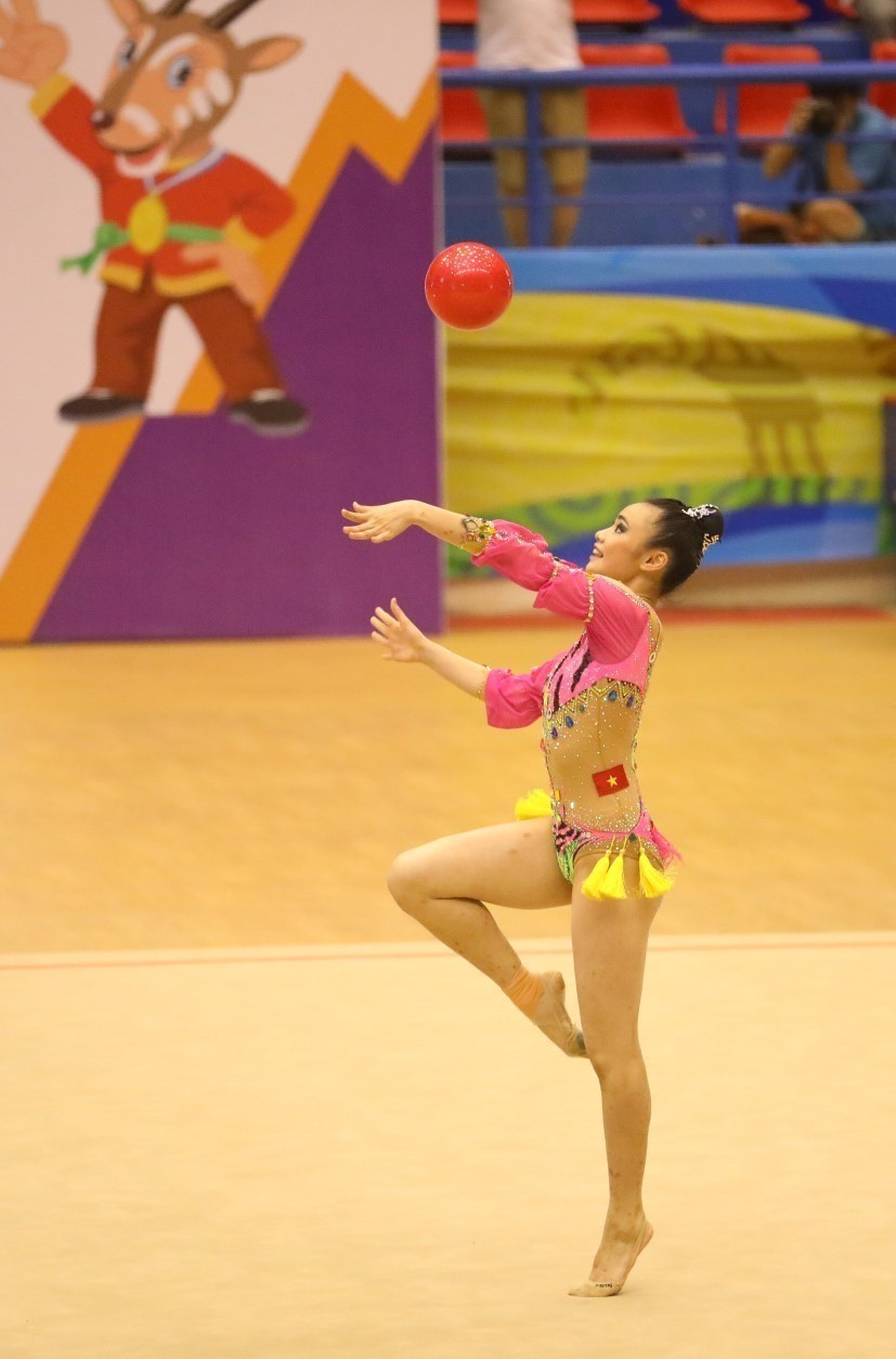 Bài biểu diễn với bóng của VĐV Đoàn Hồng Nhung (Việt Nam). (Ảnh: Phạm Hậu/TTXVN)