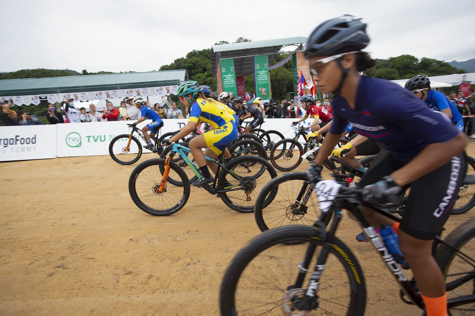 Các vận động viên xuất phát ở nội dung thi đấu xe đạp Băng đồng Olympic nữ. (Ảnh: Trọng Đạt/TTXVN)