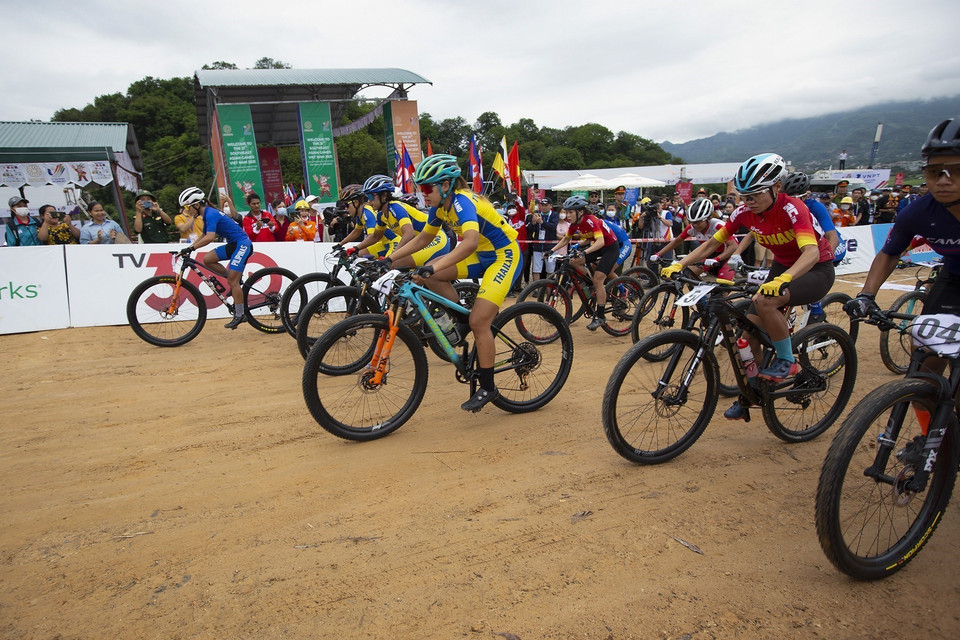 Các vận động viên xuất phát ở nội dung thi đấu xe đạp Băng đồng Olympic nữ. (Ảnh: Trọng Đạt/TTXVN)