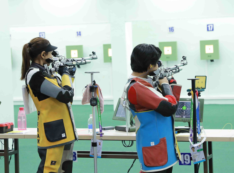 VĐV bắn súng trường hơi nữ 10m Basilad (Philippines-bên phải) và VĐV Mohd Fadzinln (Malaysia) tham gia thi đấu. (Ảnh: Vũ Sinh/TTXVN)