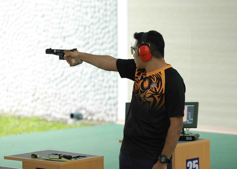 VĐV bắn súng ngắn bắn nhanh nam 25m Adzha Hafiz (Malaysiatham) tham gia thi đấu. (Ảnh: Vũ Sinh/TTXVN)