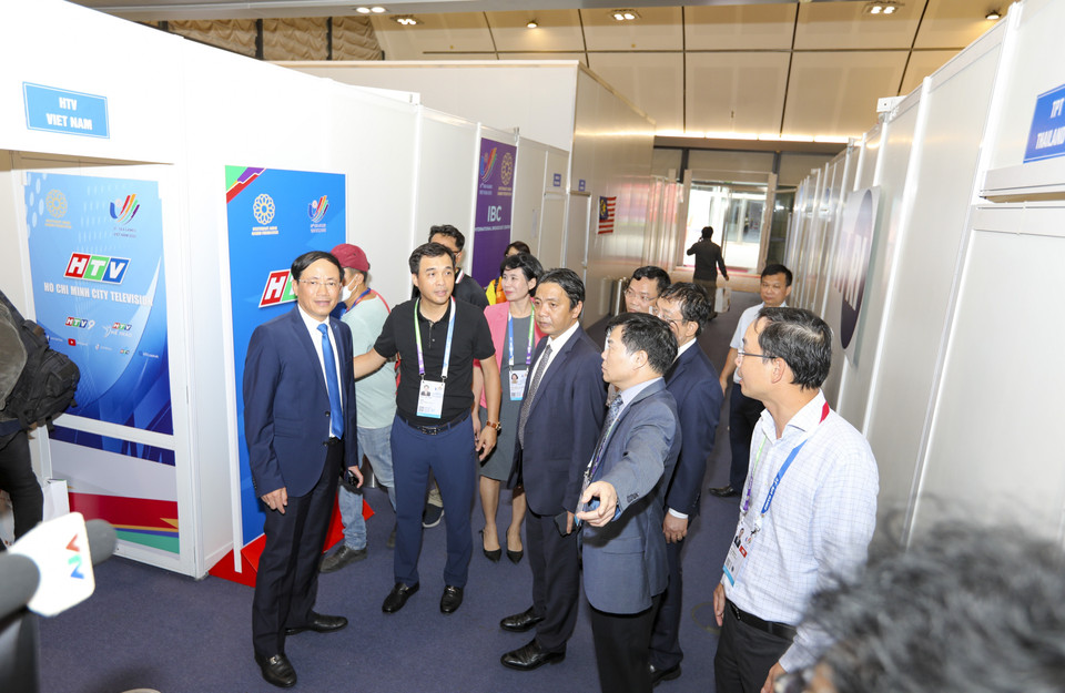 Các đại biểu tham quan phòng điều hành của Đài Truyền hình Singapore. (Ảnh: Tuấn Đức/ TTXVN)