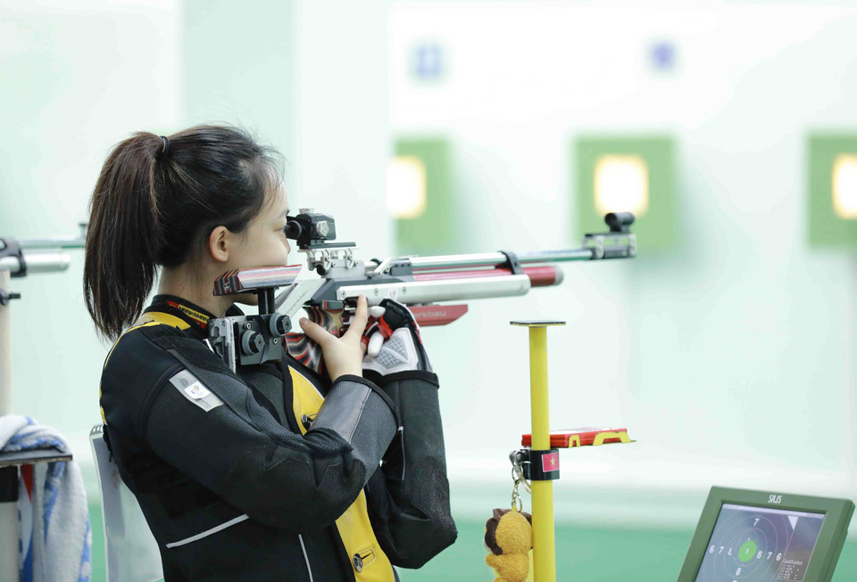 VĐV bắn súng trường hơi nữ 10m Phí Thị Thảo (Việt Nam) tham gia thi đấu. (Ảnh: Vũ Sinh/TTXVN)