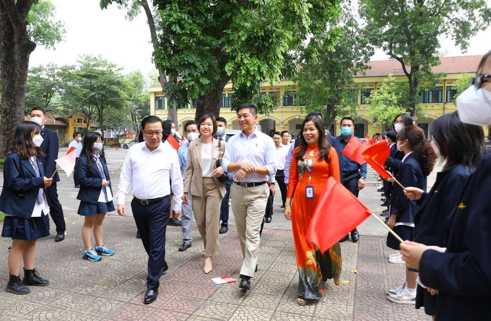 Chủ tịch Quốc hội Singapore Tan Chuan-Jin thăm trường THPT Chu Văn An. (Ảnh: Văn Điệp/TTXVN)